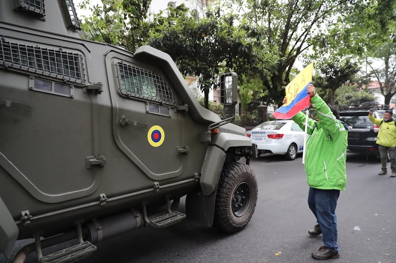 Enfrentamientos entre manifestantes y policías en las calles de Caracas