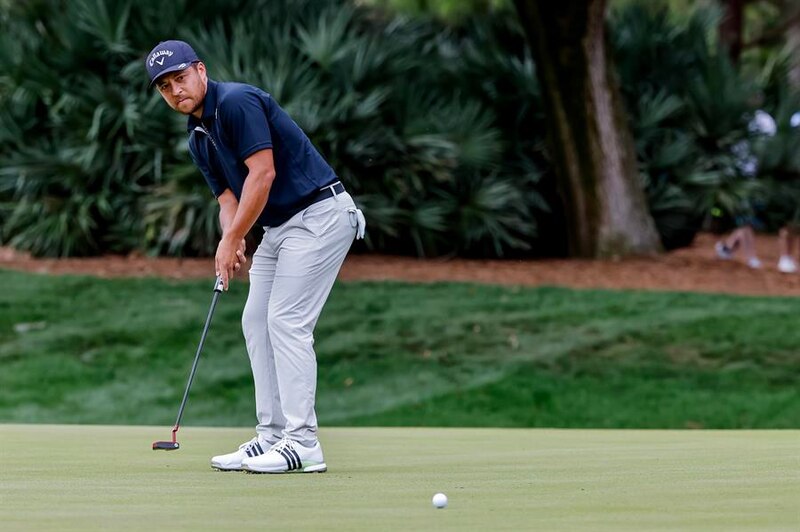 El golfista profesional Zach Johnson en acción durante un torneo de golf.