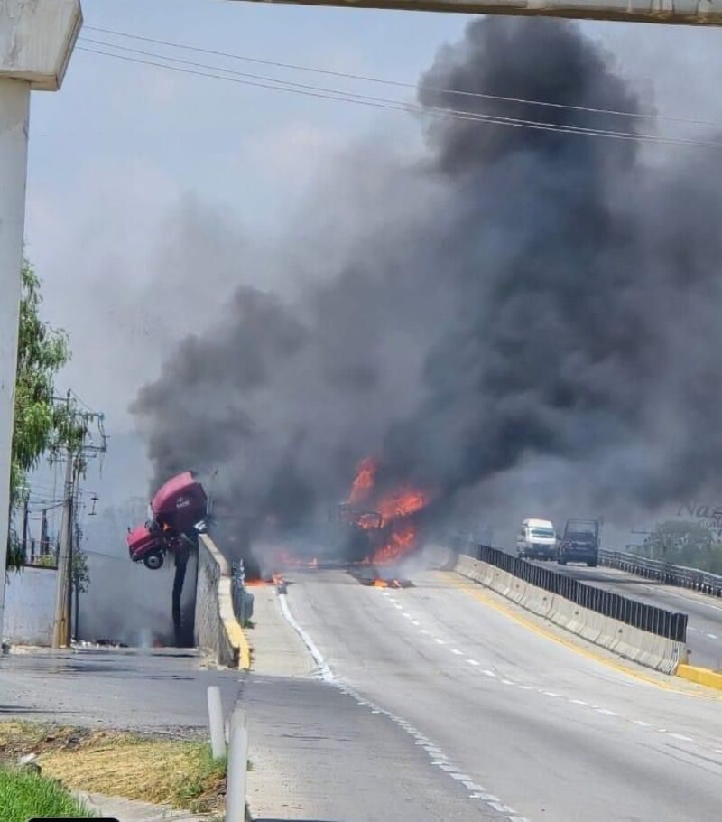 Accidente de camión en llamas en la carretera