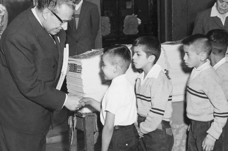 Un hombre adulto estrechando la mano a un niño