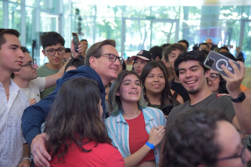 ¡Selfie con el famoso actor de Hollywood!