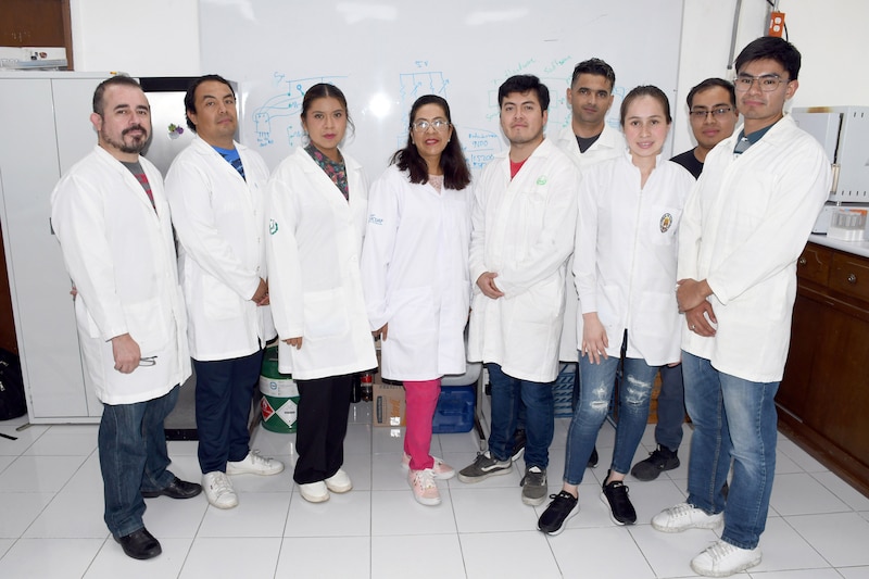 La doctora María Josefina Robles Águila junto a su equipo de investigación del Instituto de Ciencias de la BUAP en un laboratorio