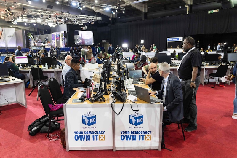 Periodistas trabajando en la cobertura de las elecciones en Sudáfrica