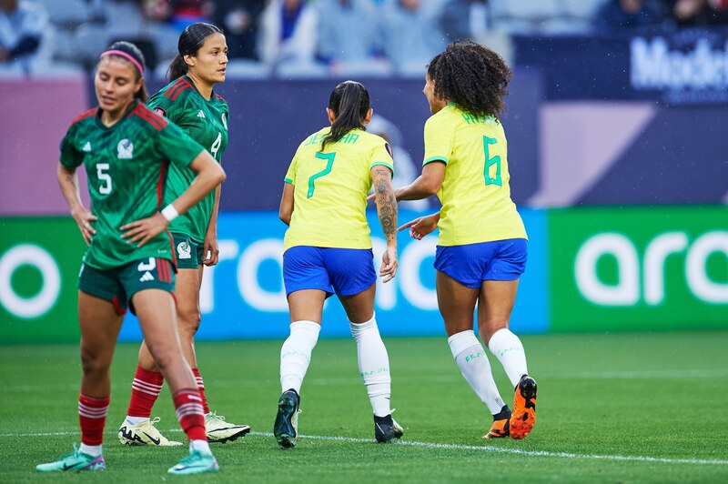 La futbolista brasileña Marta (izquierda) celebra con sus compañeras el gol marcado a México durante el partido de fútbol femenino de los Juegos Olímpicos de Tokio 2020.