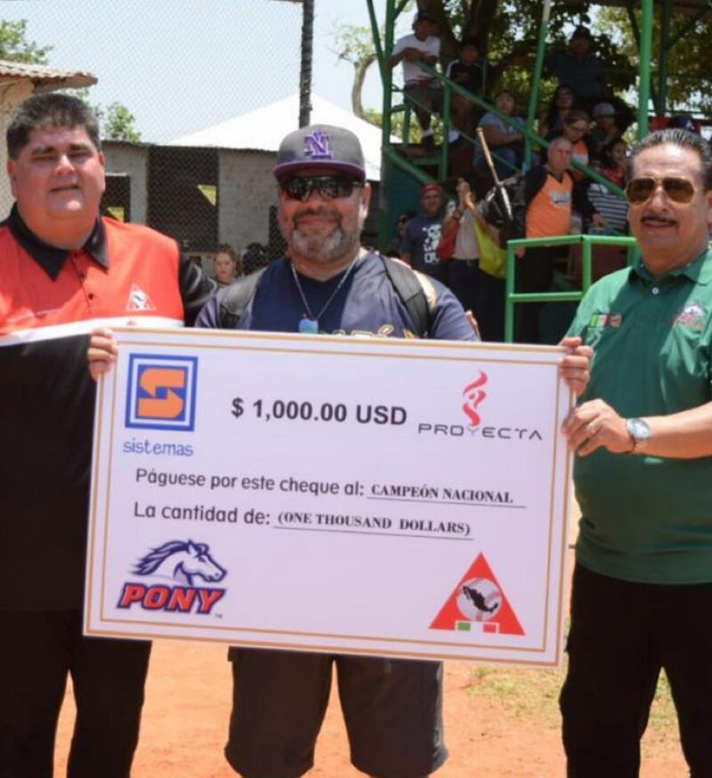 Entrega de cheque a los campeones