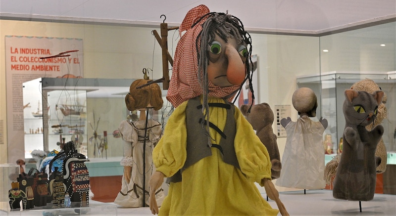 Marionetas en exhibición en un museo