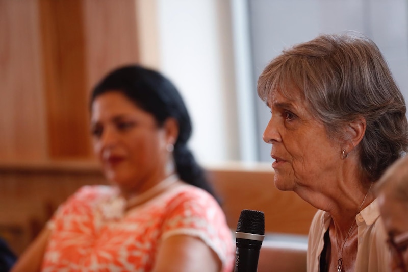 Mujer hablando en un micrófono