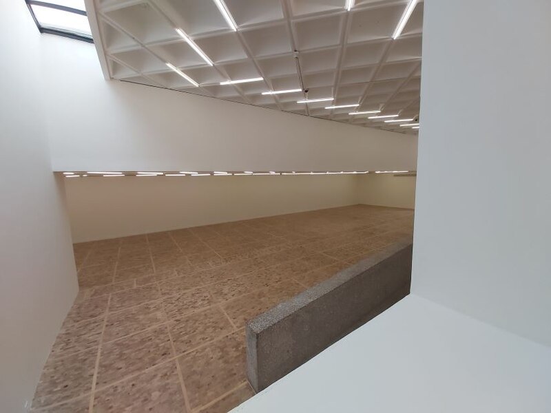Una galería de arte contemporáneo con un suelo de madera muy original