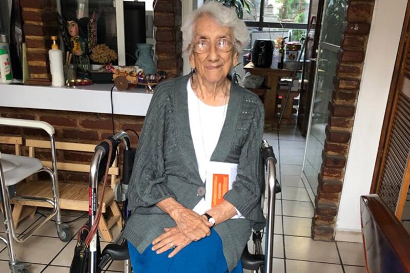 Abuelita en silla de ruedas