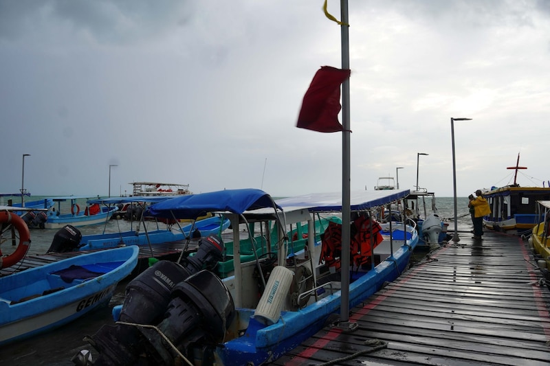 Embarcaciones atracadas en un muelle durante una tormenta