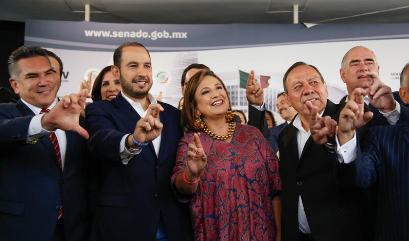Políticos mexicanos haciendo campaña