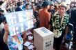 Turba de Evo Morales apedrea al candidato izquierdista por traidor tras emitir su voto en Bolivia 