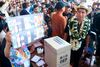 Turba de Evo Morales apedrea al candidato izquierdista por traidor tras emitir su voto en Bolivia 