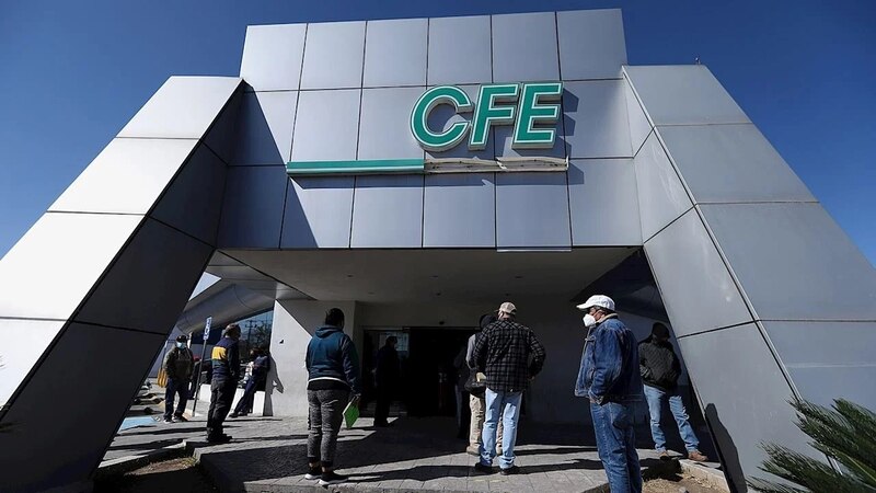 Larga fila de personas en espera de ser atendidas en la CFE
