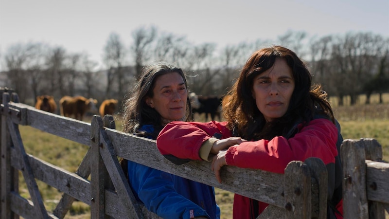 Dos mujeres en el campo