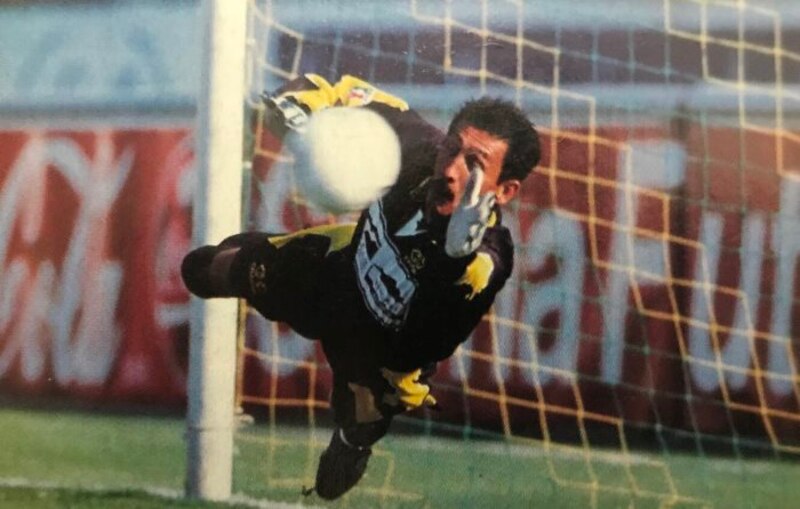 El portero del Real Madrid, Iker Casillas, detiene un penalti del delantero del Barcelona, Samuel Eto'o.