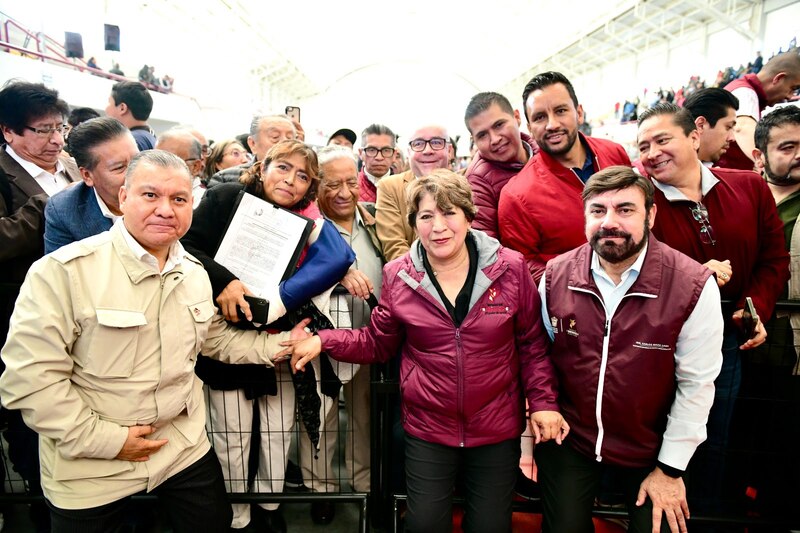 Delfina Gómez entrega títulos de propiedad a mujeres en Ecatepec