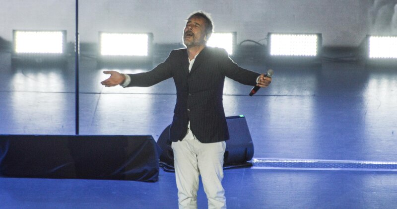 Cantante español Miguel Bosé en concierto