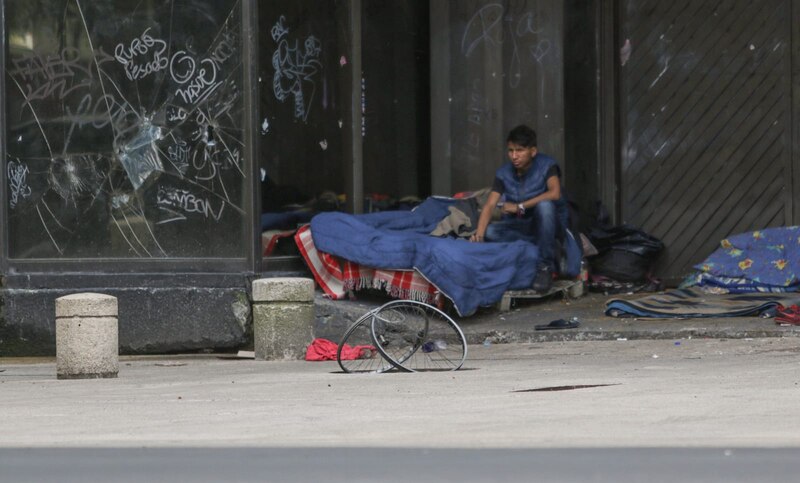 Un indigente duerme en la calle