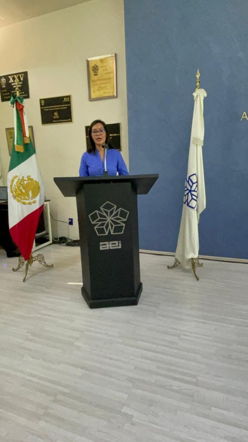 La Dra. María Elena Álvarez-Buylla Roces pronuncia un discurso en un podio.