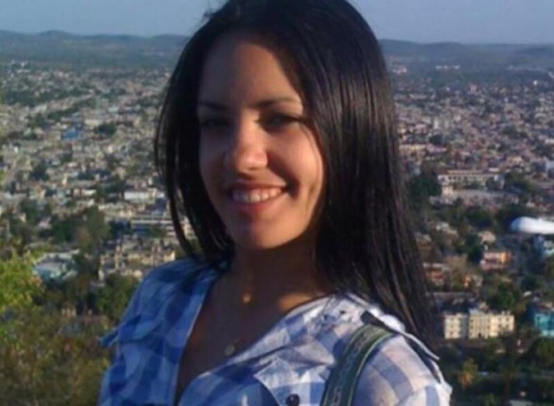 Mujer joven sonriendo con La Habana de fondo