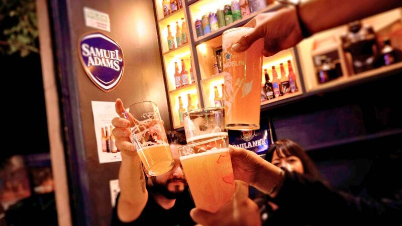 ¡Salud! Un brindis con cerveza artesanal