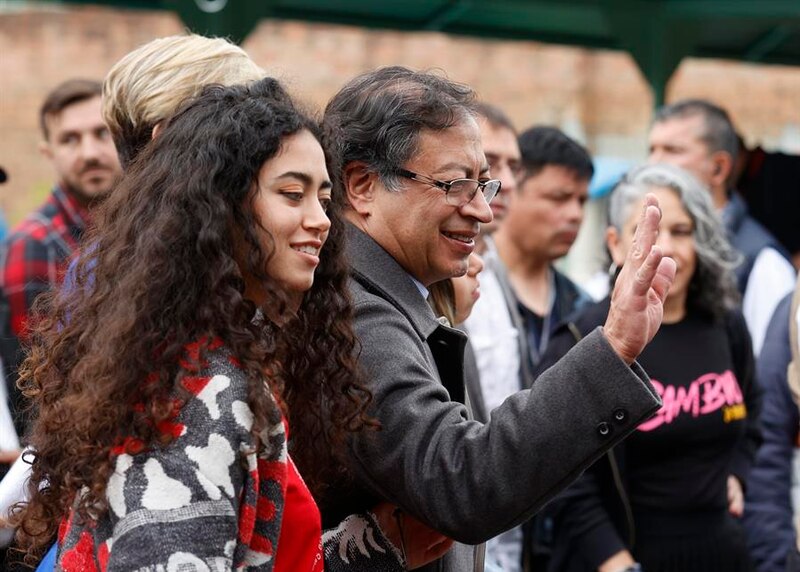 El presidente de Colombia, Gustavo Petro, saluda a la cantante Karol G en un evento público.