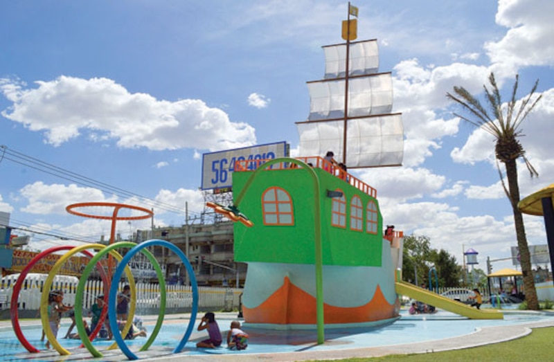 Niños jugando en un barco pirata en un parque acuático