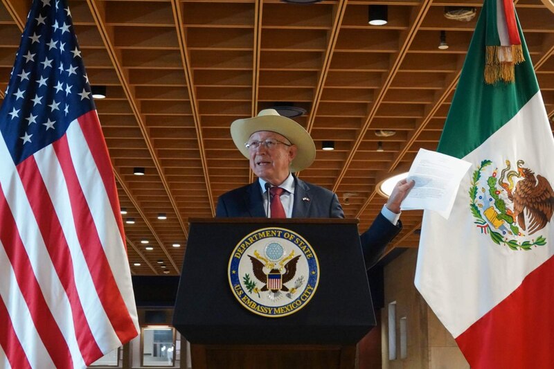 Ken Salazar en conferencia de prensa