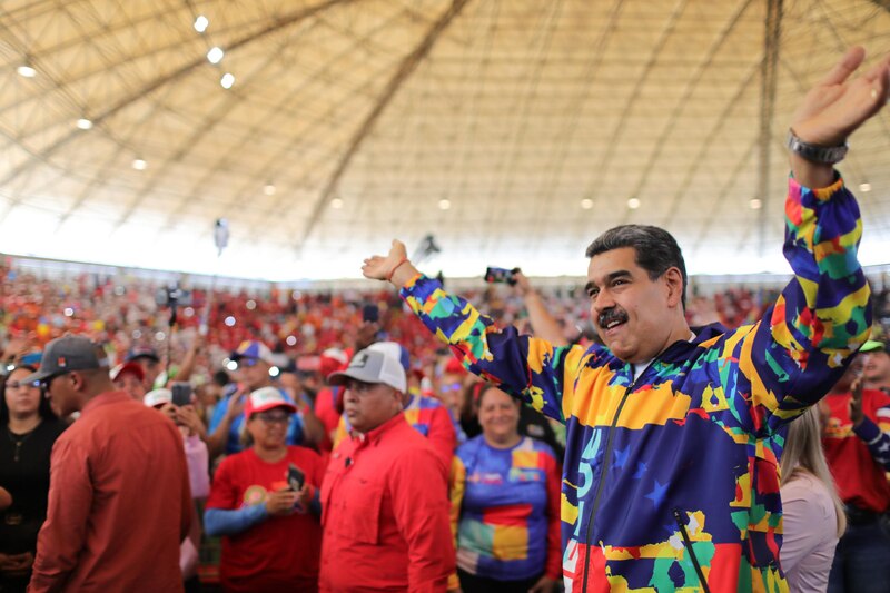 El presidente Nicolás Maduro saluda a sus seguidores durante un acto político.