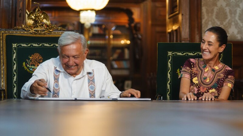 El presidente López Obrador firma el libro de visitantes distinguidos en Palacio Nacional