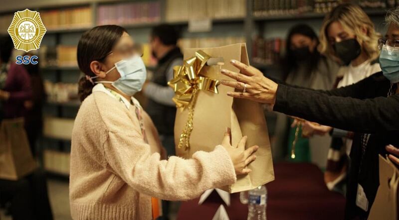 Entrega de regalos a niños de escasos recursos
