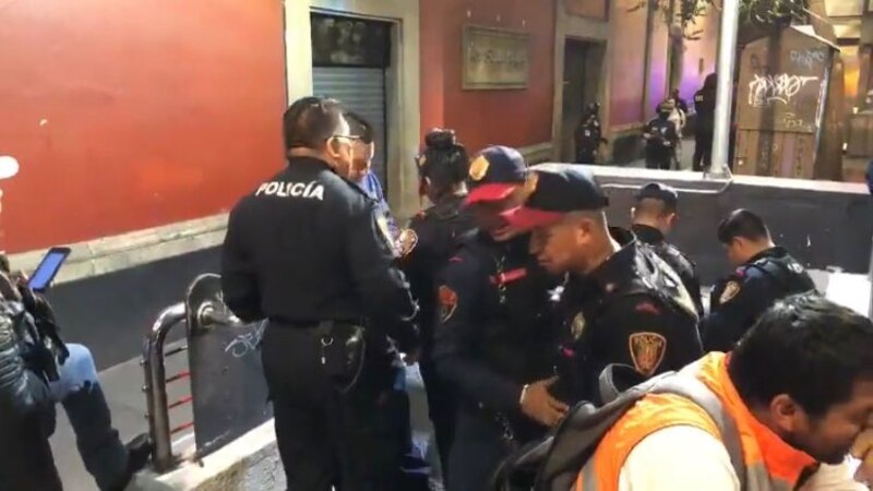 La policía detiene a un grupo de personas en una calle de la ciudad.