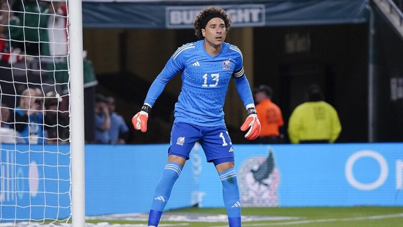 El portero Guillermo Ochoa detiene un penalti.