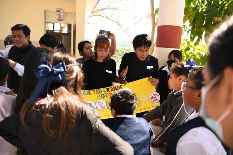 Niños aprenden sobre el crecimiento y la nutrición