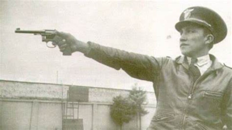 Policía apunta con una pistola