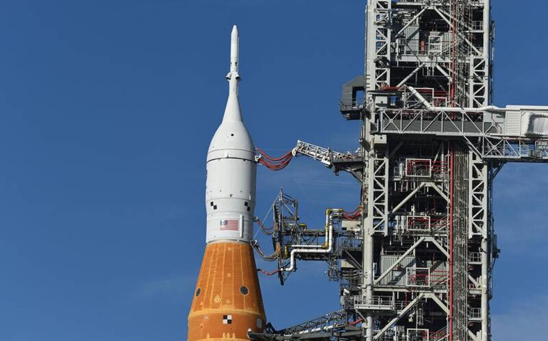 Cohete espacial en la plataforma de lanzamiento