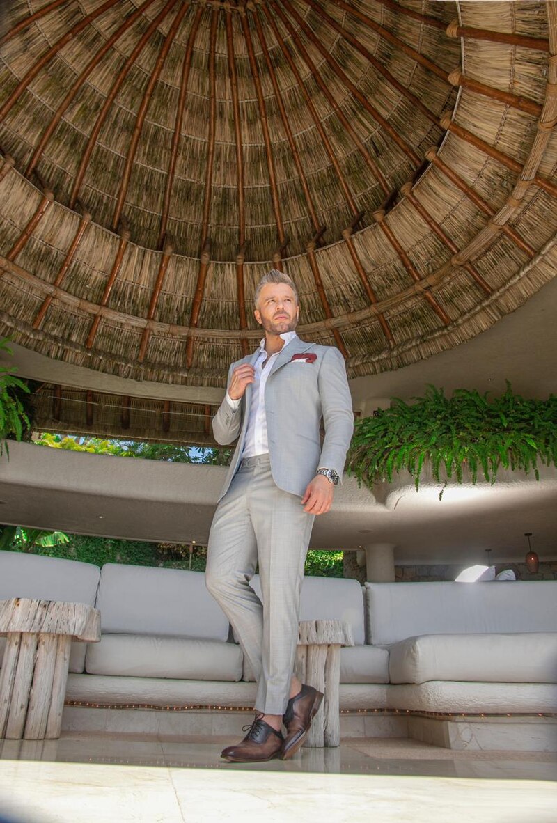 Elegante hombre de negocios en traje gris