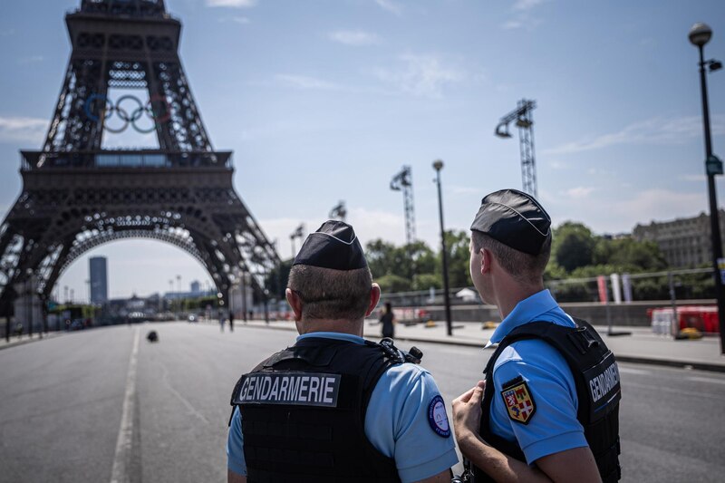 La policía francesa vigila la Torre Eiffel