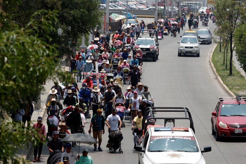 Migrantes caminan en caravana por México