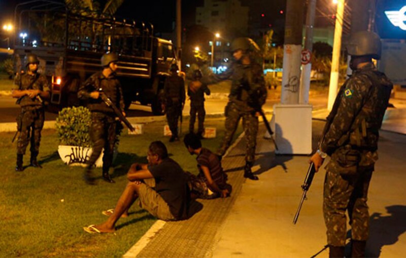 Militares brasileiros detienen a manifestantes en la noche