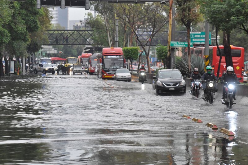 Fuertes lluvias azotaron el centro de la capital, lo que provocó un severo encharcamiento en Insurgentes Norte, a la altura de la plaza Forum Buenavista.