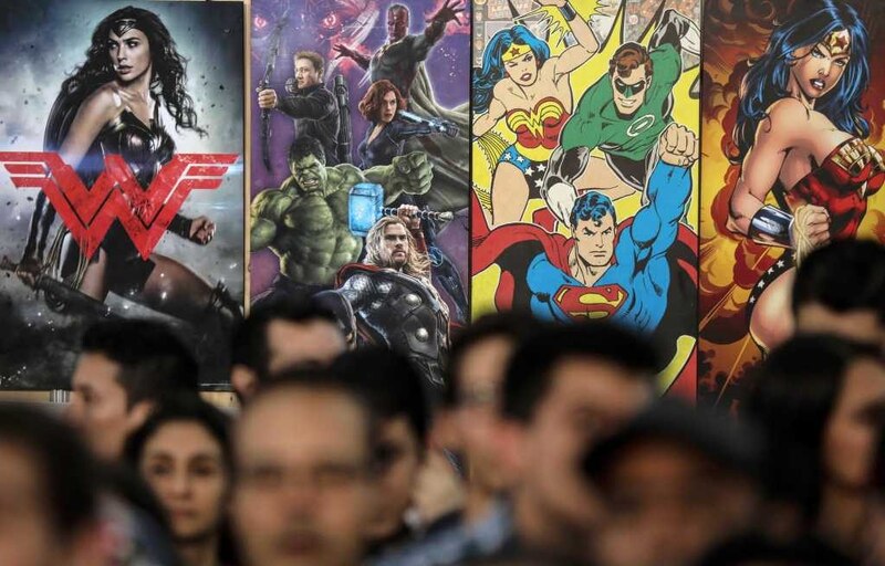 Multitud de personas en una convención de cómics