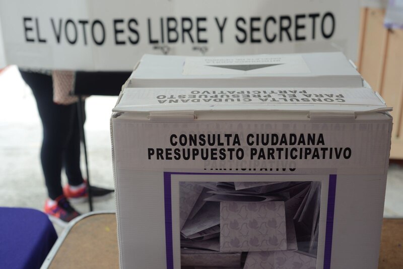 Ejerciendo el derecho al voto en una consulta ciudadana