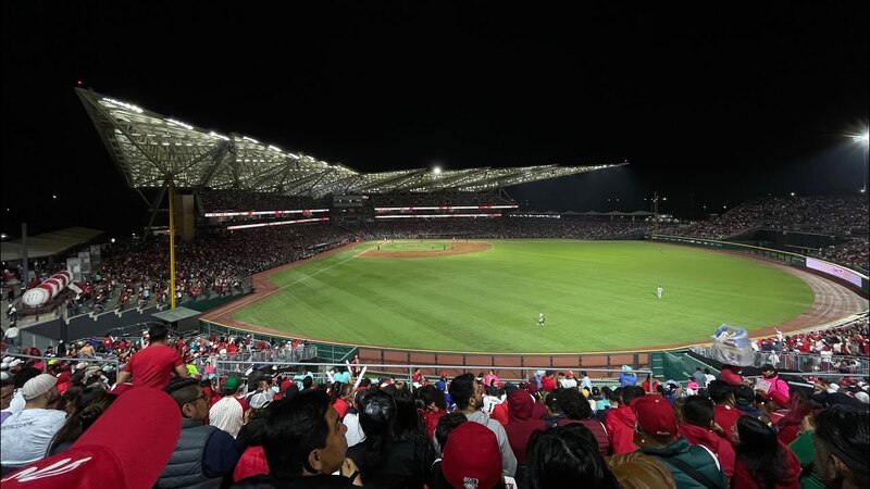 Estadio de béisbol lleno de aficionados