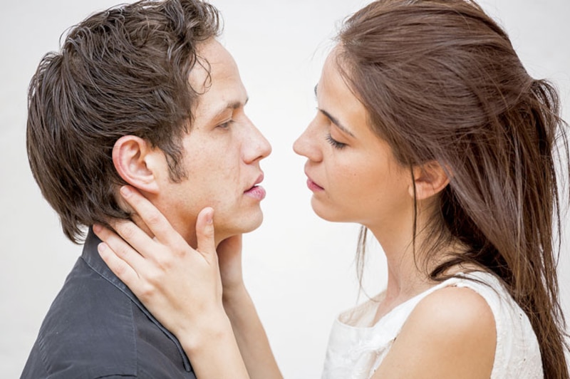 Pareja besándose