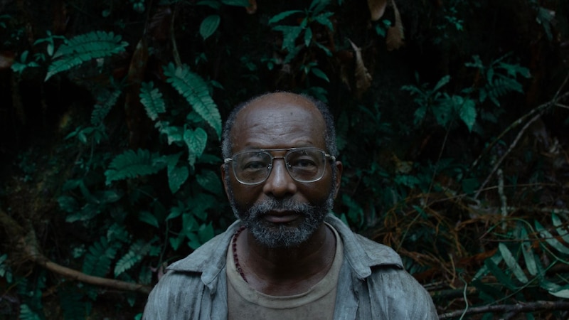 Retrato de un hombre negro con gafas en la selva