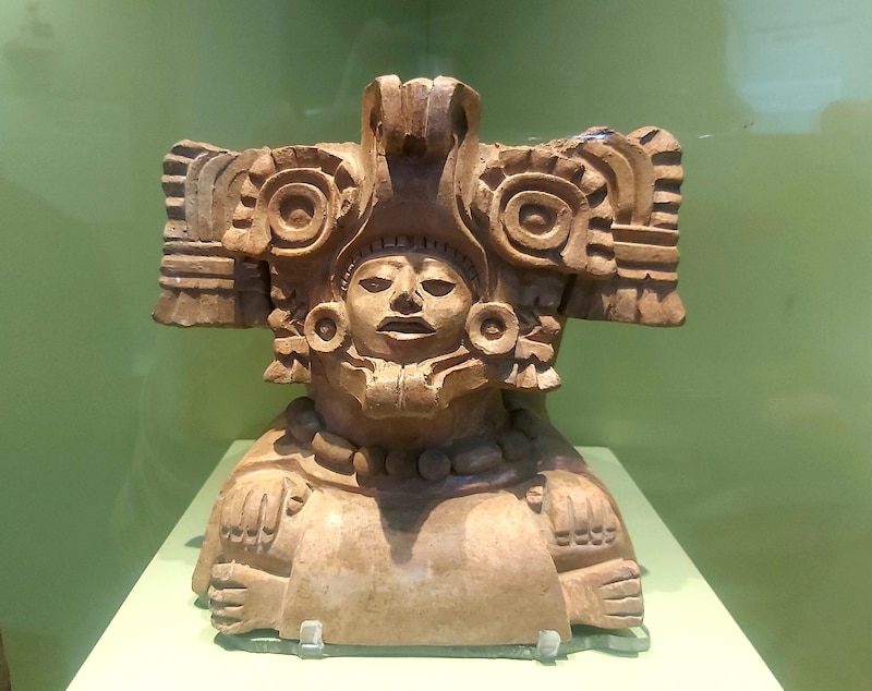 Estatuilla de cerámica de un dios azteca