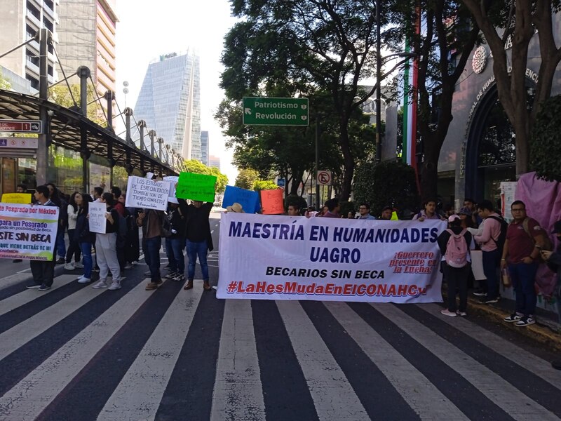 Estudiantes de la UAGRO protestan por falta de becas