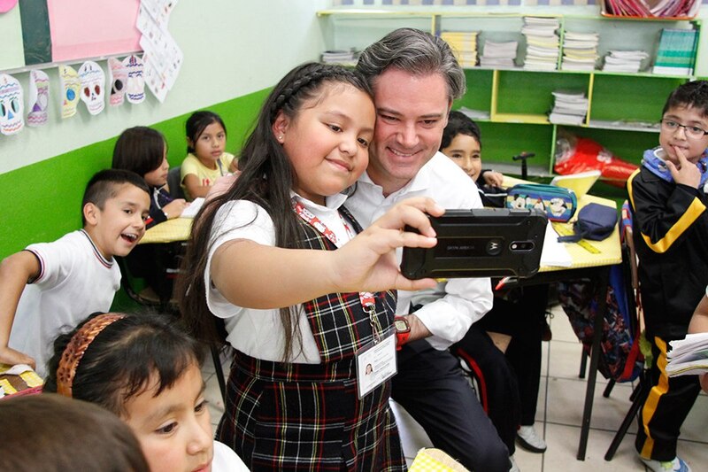 El Presidente de México, Enrique Peña Nieto, se toma una selfie con una niña en una escuela.